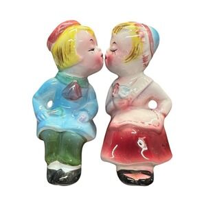 VINTAGE JAPAN BOY GIRL CERAMIC KISSING SALT‎ & PEPPER SHAKER SET